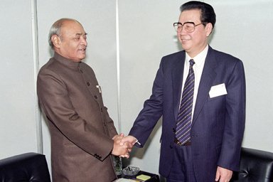 Photo by: M. Shylla 18/06/1992 :CN 38241 The Prime Minister, Shri P.V. Narasimha Rao receiving the Chinese Premier, H.E. Mr.Li Peng in Rio de Janeiro on June 13, 1992.