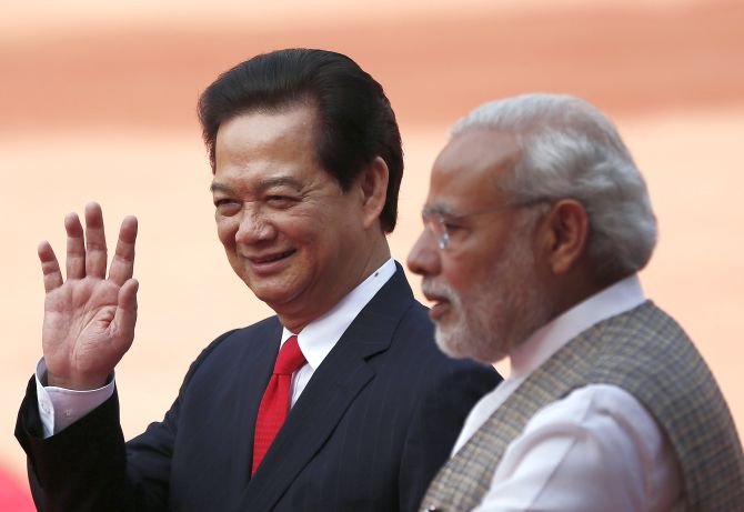 Vietnam's Prime Minister Nguyen Tan Dung (L) waves next to his Indian counterpart Narendra Modi during Dung's ceremonial reception at the forecourt of India's presidential palace Rashtrapati Bhavan in New Delhi October 28, 2014. REUTERS/Adnan Abidi (INDIA - Tags: POLITICS) - RTR4BTX1